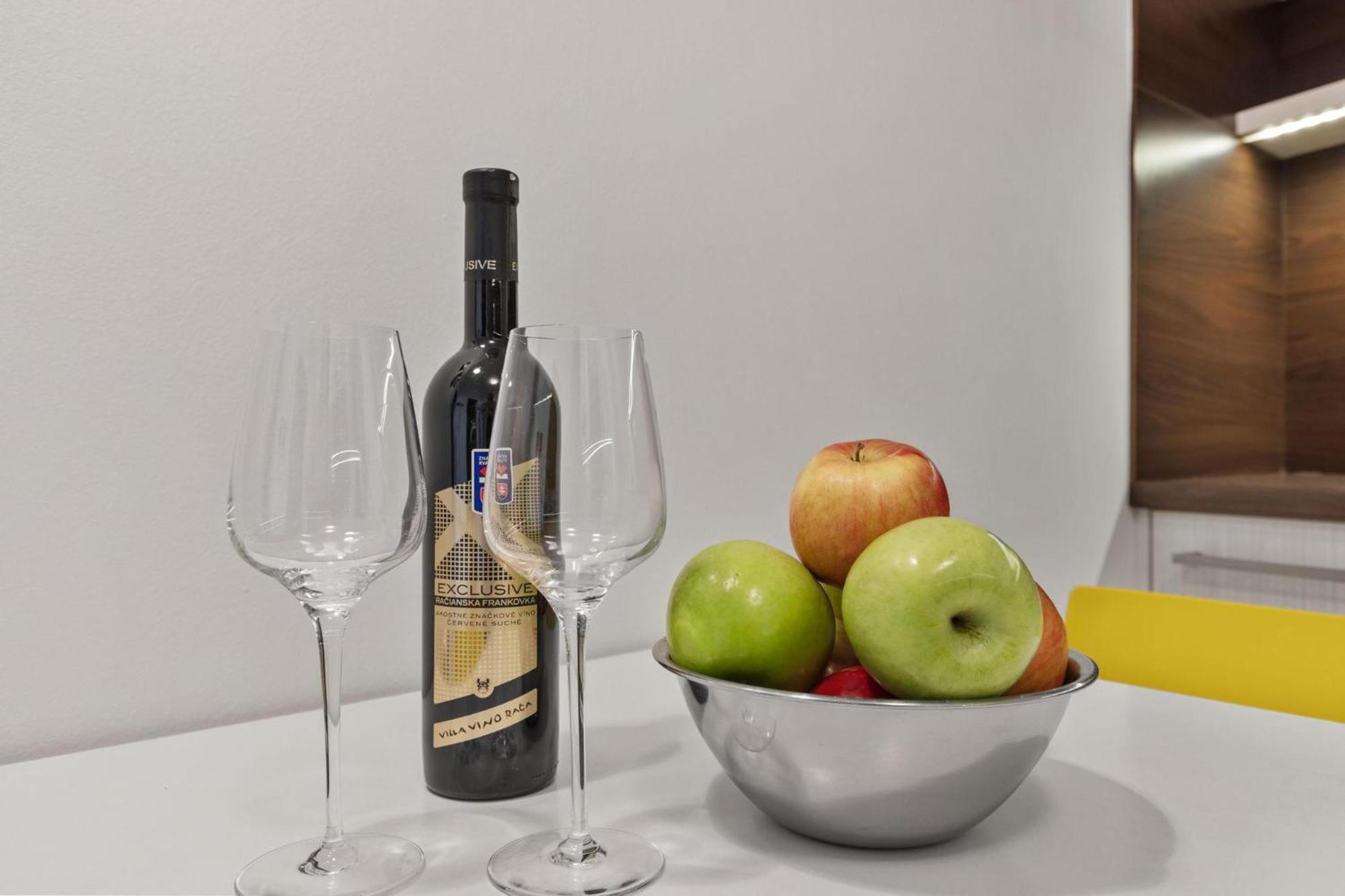 Apple Apartment Братислава Экстерьер фото